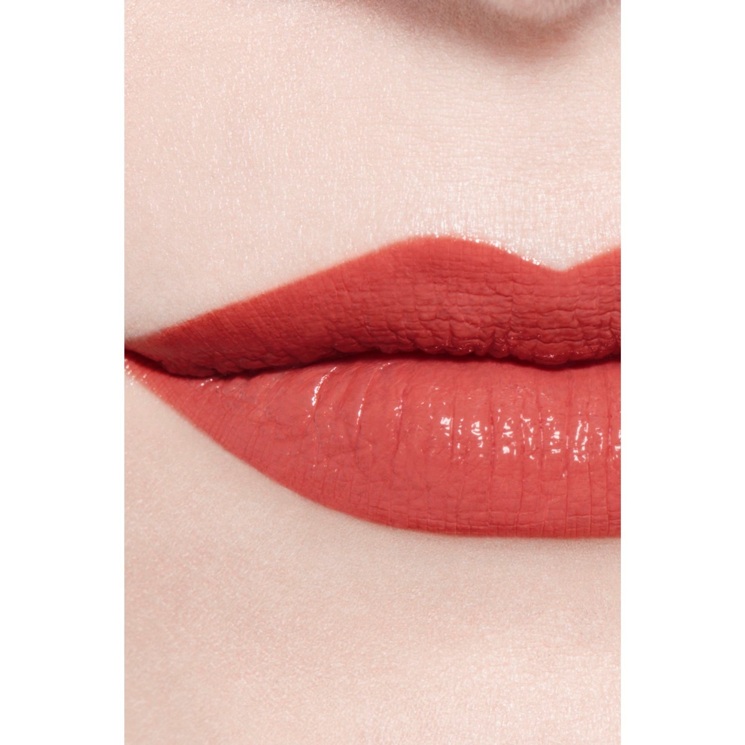 LA BARRA DE LABIOS LÍQUIDA BRILLANTE DE LARGA DURACIÓN